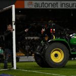 Трактор спас футбольный матч в Англии. Герою аплодировал весь стадион