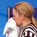 Американская хоккеистка клюшкой рассекла лицо арбитру на Олимпиаде в Пекине. Видео