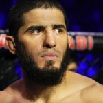 Исламу Махачеву передали флаг Палестины после боя на UFC 294