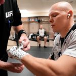 «Бьешь как будто голым кулаком» — боец Гуськов о перчатках в UFC