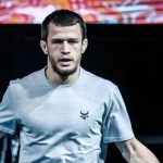 Усмана Нурмагомедова вывели за пределы арены после боя UFC между Махачевым и Порье